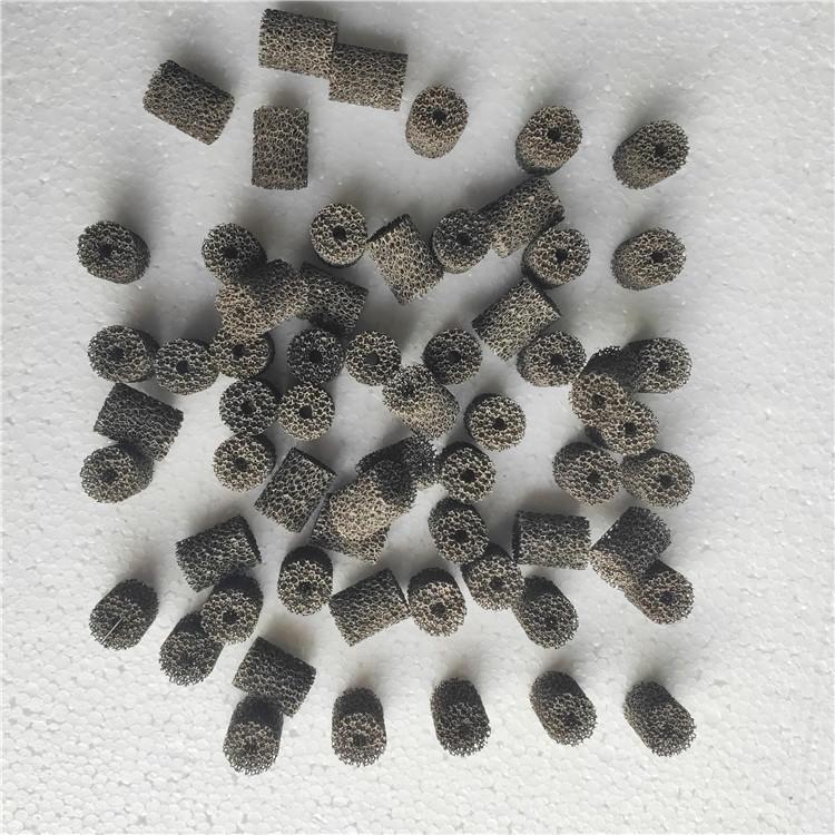 泡沫鐵鎳耐高溫1100度以上，耐各種酸堿腐蝕，孔隙結構均勻、加熱傳熱快。